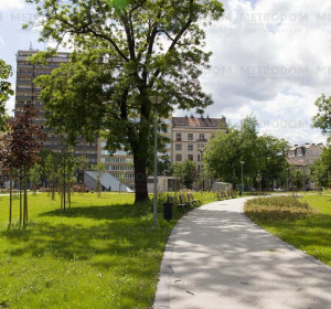 A közeli II. János Pál pápa téren 5 percre van a 4-es metró megállója