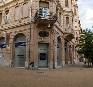 Tesco Expres a Mátyás tér sarkán, 100 méterre a háztól
