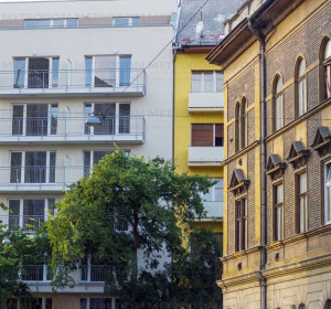 A Szerdahelyi utca felé eső homlokzat