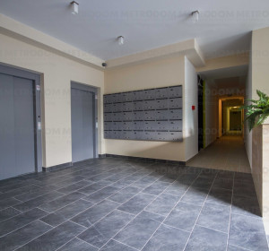 Előtér, liftek, postaládák