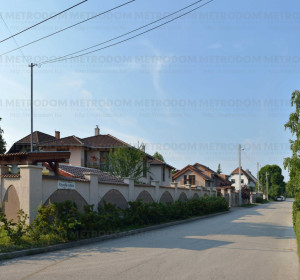 kertváros, kismotorral gyermekkel is kiváló, a szegényes forgalomnak köszönhetően 