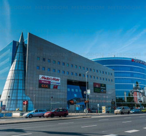 A közelben található a Duna Plaza, ahol számtalan üzlet, szupermarket és mozi is található.