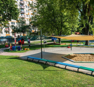 Igazgyöngy bölcsőde a Gyöngyösi sétányon, hatalmas füves játszókerttel. 