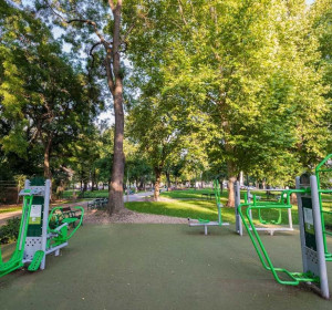 Gyermek téri park a Mosoly utcánál, a Babér utca közelében. 