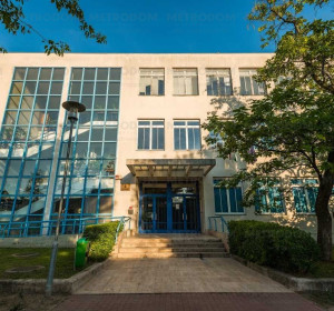 A Németh László Gimnázium a közelben van, a szülők örömére.