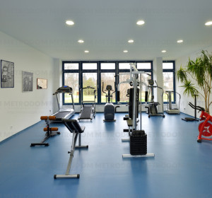 Világos fitnessz terem, rengeteg fénnyel és géppel