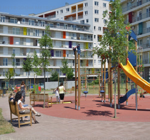 A lakópark két korosztályos játszótere