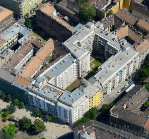 Közelebbről a háztömb, a tér felé eső részen a Mátyás tér 10-11.