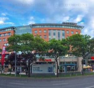 10 perc sétára található a Westend bevásárlóközpont, mely vásárlásra, étkezésre és szórakozásra is lehetőséget kínál.