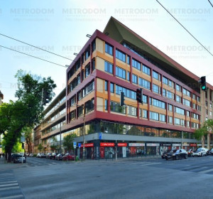B4 Fitness Centrum a Dózsa György út sarkán, 10 perces sétára.