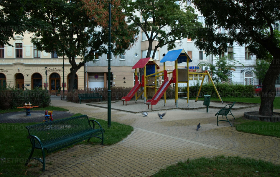 Játszótér a közeli Ferenc parkban