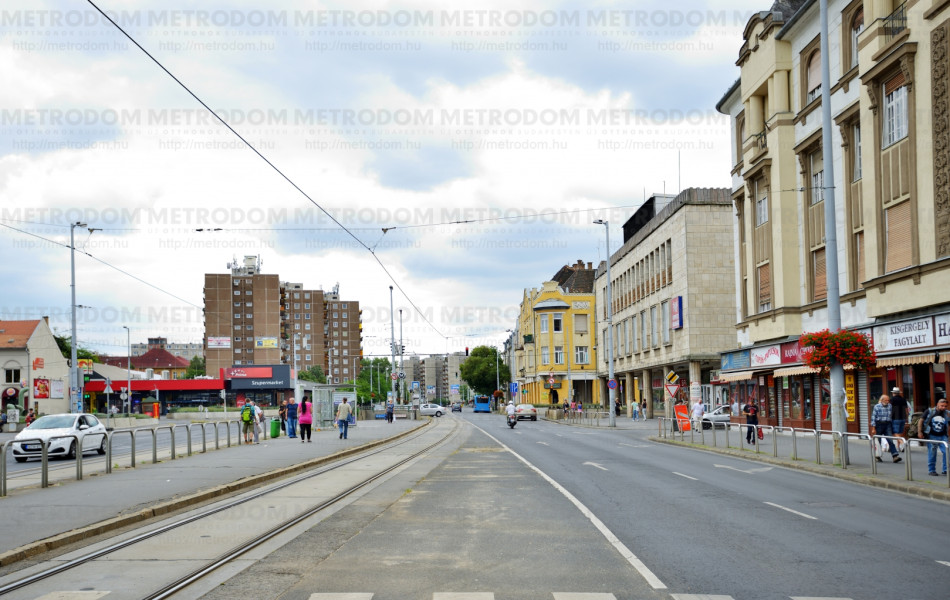Újpest központ, régi házakkal üzletsorral, itt közlekedik a 14-es villamos is.